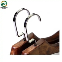 Usine Logo personnalisé magasin de vêtements cintres en bois personnalisés manteaux cintres pour chaîne de marque magasin de vêtements cintre en bois de haute qualité