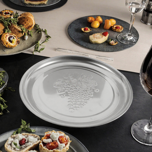 Plateau de service ovale en acier inoxydable de qualité supérieure avec motif de feuille de vigne en relief, finition argentée polie, plateau de service décoratif pour aliments - Product Image 3
