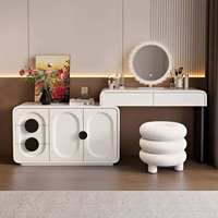 Ensemble coiffeuse style crème avec meuble de rangement latéral, miroir LED à bordure dentelle et tabouret rembourré empilable pour la décoration de chambre