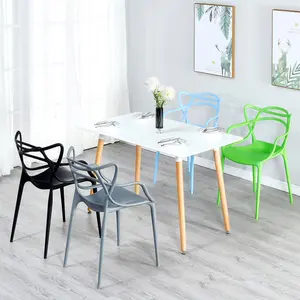 옥외 가구 쌓을수 있는 다채로운 플라스틱은 나무로 되는 뒤를 가진 덮개를 씌운 호텔 우아한 다방 6 식사 의자를 제조합니다