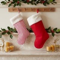 Vente en gros de chaussettes de Noël classiques rouges rayées, garnies de fourrure Sherpa, sacs cadeaux de Noël en tissu pour les fêtes de famille