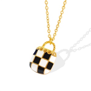 Collar con colgante de candado de acero inoxidable chapado en oro, esmaltado en blanco y negro, con diseño de candado de bolso, joya única y bonita - Product Image 3