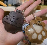 Porte-clés en cuir en forme de cœur mignon avec fenêtre découpée motif patte de chat ou de chien, cadeau personnalisé pour les amoureux des animaux, vente en gros
