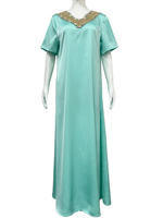 Abaya deux pièces élégante en satin avec ruban tissé coloré, col en V, longue et ouverte pour femmes musulmanes, idéale pour les occasions de fête en hiver