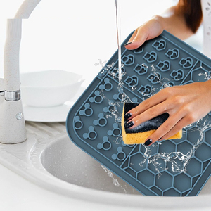 Tapis à lécher en silicone écologique portable avec ventouse et design carré pour un utilisation facile comme bol d'eau et de nourriture pour chiens - Product Image 6