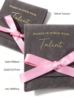 Pochette à Bijoux en Velours Gris avec Logo Doré Personnalisé, Cordon de Serrage et Nœud en Ruban Rose – Idéale pour Cadeaux de Mariage, Colliers, Boucles d'Oreilles et Bagues (Vente en Gros)
