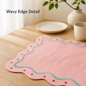 Set de table carré rose en lin avec points rouges brodés et bordure turquoise, fait main, style moderne, décoration de table - Product Image 2