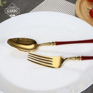 Ensemble de couverts de style vintage de luxe, couleur dorée, couteau à dîner, cuillère, fourchette avec manche rouge, acier inoxydable 18/8 - Product Image 4