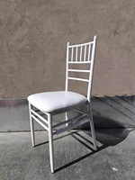 Chaise de réception empilable élégante Moon Wholesale, siège de banquet blanc pour banquets, mariages et événements de restauration