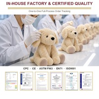 Peluche chiot adorable couleur beige clair, assis avec des oreilles tombantes et un nez noir, animal en peluche doux et moelleux pour la décoration de chambre et comme cadeau