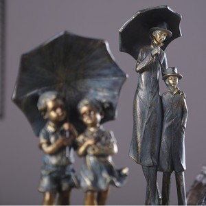 Estatua de Resina de Niños con Estilo Bronce Antiguo, Figura de Niño y Niña con Sombrilla, Fabricada a Medida - Product Image 1