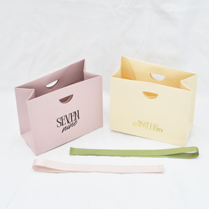 Imágenes Reales NUEVA LLEGADA Bolsas de Papel de Lujo con Impresión de Logotipo Personalizado, Bolsas de Papel para Joyería y Regalos - Product Image 2