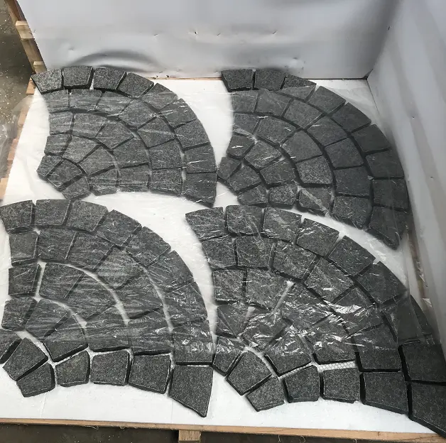 Fabrieksgrijs Graniet Directe Verkoop Waaiervorm Zwart Graniet Geplaveide Op Mesh Voor Buitenbestrating