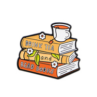 Broche émaillée fantaisie 'Boire du thé et lire des livres' avec pile de livres et tasse à thé, pour les lecteurs et les cadeaux