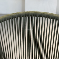 Chaise d'extérieur moderne avec dossier en corde et coussin rond pour jardin, terrasse et café