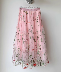 <span class=keywords><strong>Jupe</strong></span> longue maxi <span class=keywords><strong>beige</strong></span> pour femme, brodée de fleurs, <span class=keywords><strong>en</strong></span> <span class=keywords><strong>tulle</strong></span> léger, taille haute, style décontracté bohème et cottagecore, fluide, coupe trapèze - Product Image 2