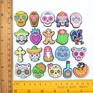 Bloemrijke suiker-schedel schoenbedels met Mexicaanse Día de Muertos schoenpins, op maat gemaakte kleurrijke decoraties voor klompen - Product Image 3