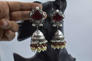 2024ทำด้วยมือสีเงินลักษณะเหมือนทองเหลืองต่างหูหิน Jhumka ขนาดใหญ่สำหรับผู้หญิงและผู้หญิง - Product Image 3