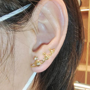 Boucles d'oreilles clous Saturne à trois rangs Empress Dowager Vivienne Punk en or rose et argent, design élégant et tendance - Product Image 3