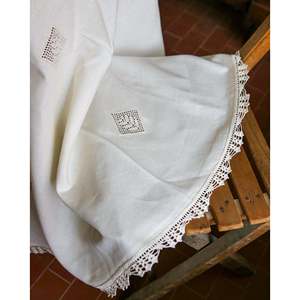 Mantel Redondo de Lino de Marca con Inserciones de Crochet y 8 Servilletas, Diseño a Rayas y Sin Arrugas para Hoteles y Restaurantes - Product Image 5