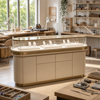 Vitrine d'îlot à bijoux arrondie, design minimaliste et luxueux, présentoir haut de gamme pour bijouterie, showroom et image de marque