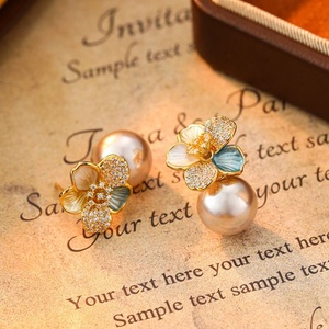 Boucles d'oreilles clous élégantes de style français, micro-incrustées de fleurs, Manta Rose, perle violette, cuivre haut de gamme, zircon principal, exquises et tempérées - Product Image 2