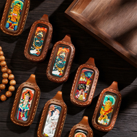 FYC Thangka04 #   Pendentif portable en cuir rétro Tsatsa Thangka peint à la main de haute qualité, représentant les huit principaux protecteurs du zodiaque