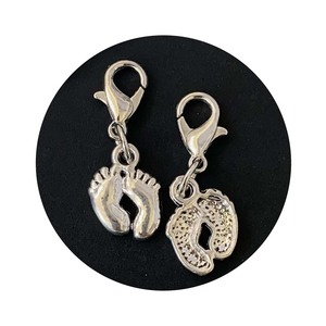 10 pièces mignon alliage bébé pieds porte-clés breloques avec fermoir homard pour boucles d'oreilles fabrication de bijoux mignon bébé balancent cadeau - Product Image 1