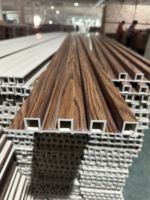 Partisi Ruangan Kayu Putar Model Tangga, Partisi Dinding WPC, Kolom Partisi WPC, Panel Dinding WPC, Dekorasi Dinding Tabung Kayu Dengan Lampu