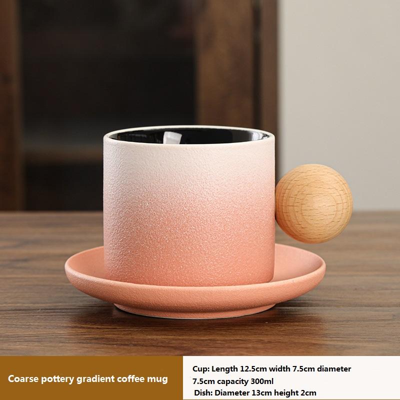 แก้วกาแฟสีชมพูไล่ระดับสีขาวพร้อมขาตั้งไม้