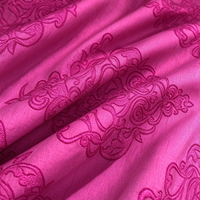 Tissu Brocart 100% Polyester Vente en Gros Usine Doux et Agréable pour la Peau 120GSM Poids Moyen Jacquard Tissé Écologique pour Literie