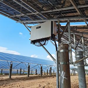 Sistema de energía solar con inversor de corriente continua a corriente alterna de salida única CrRC para uso doméstico y comercial - Product Image 2