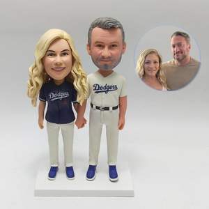 تمثال زوجين مصنوع يدويًا من الطين البوليمري الفاخر لتزيين كعكة الزفاف وكتذكار - Product Image 2