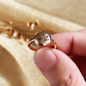 Anello con Sigillo a Foglia d'Acero Dorato da Donna, Design di Nicchia Lusso Leggero, Accessorio Gioiello per Dito Indice - Product Image 2