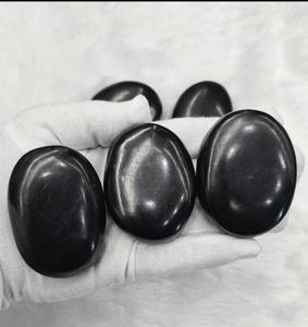 Offre Spéciale : Pierre de Shungite Naturelle Ovale pour la Protection EMF, la Méditation, le Soulagement du Stress et la Guérison Énergétique – Disponible à la Vente - Product Image 2