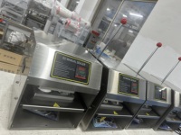 Machine de scellage Liqiang pour boîtes en aluminium et acier inoxydable, idéale pour l'emballage de plats à emporter, de hot pot et de poisson mariné, garantissant la fraîcheur