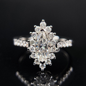 Elegante anello con fiori per donna, design con intarsi scintillanti, gioielli floreali alla moda per tutti i giorni - Product Image 1