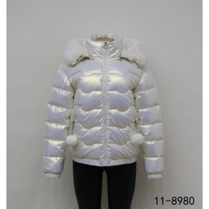 Piumino lucido da donna con cappuccio in pelliccia pon-Pom dettagli personalizzabili Logo in tinta unita cappotto invernale con decorazione in piuma per l'autunno - Product Image 1