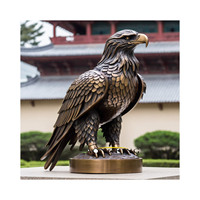 Grande sculpture d'aigle de jardin en métal Statue d'aigle artisanale en métal grandeur nature Sculpture de faucon en bronze à vendre