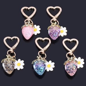 Lindo Llavero Colgante de Fresa Kawaii con Corazón, Flor y Margarita para Mujeres y Niñas, Accesorio para Bolsos y Carteras, Regalo - Product Image 1