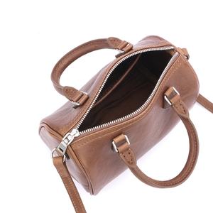 Sac Boston élégant et tendance en cuir de vachette, forme boule de bowling, tannage végétal, imperméable, avec fermeture éclair et doublure en polyester - Product Image 4