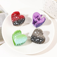 2024 mignon coeur conception pinces à griffes accessoires de cheveux Mini petite taille bonbons amour coloré en plastique pinces à cheveux pour fille