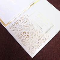 Kartu Undangan Pernikahan Lipat Tiga yang Elegan dengan Saku Laser Cut, Kartu Sisipan Hot Stamp Emas, dan Amplop Hot Stamp Emas