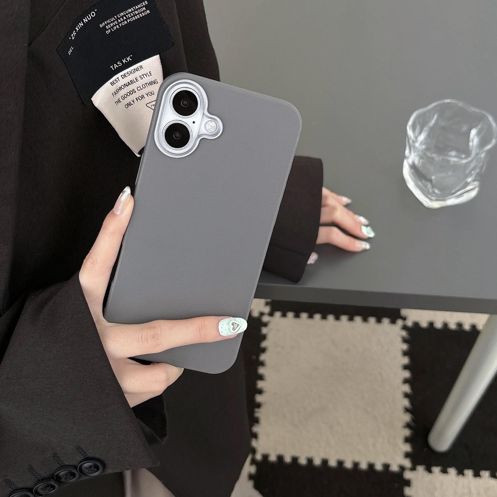 สีเทาเข้ม