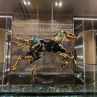 Sculpture de cheval cinétique dorée, design de grande roue mécanique, pour un projet d'aménagement intérieur contemporain et une présentation créative dans un centre commercial