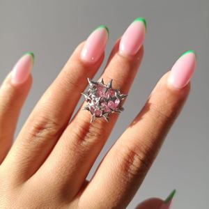 Conjunto de Joyería Gótica Abstracta Hecha a Mano con Colgante de Sirena, Collar con Perlas, Anillo Decorativo de Metal Líquido con Forma de Cuerno y Anillos de Alabastro - Product Image 5