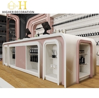 Kiosque de présentation de parfums rose doux en forme d'arche pour centre commercial