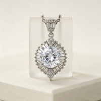Collier élégant et raffiné en laiton haut de gamme avec pendentif zircon, motif œil de cheval industriel et contour en zircon