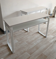 Table longue double pour les établissements d'enseignement, idéale pour la formation, les cours de soutien scolaire et les écoles.