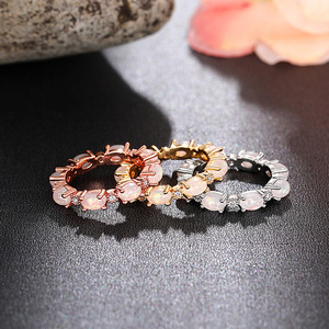 Anello ovale impilabile con design a fascia completa per donna - Product Image 3